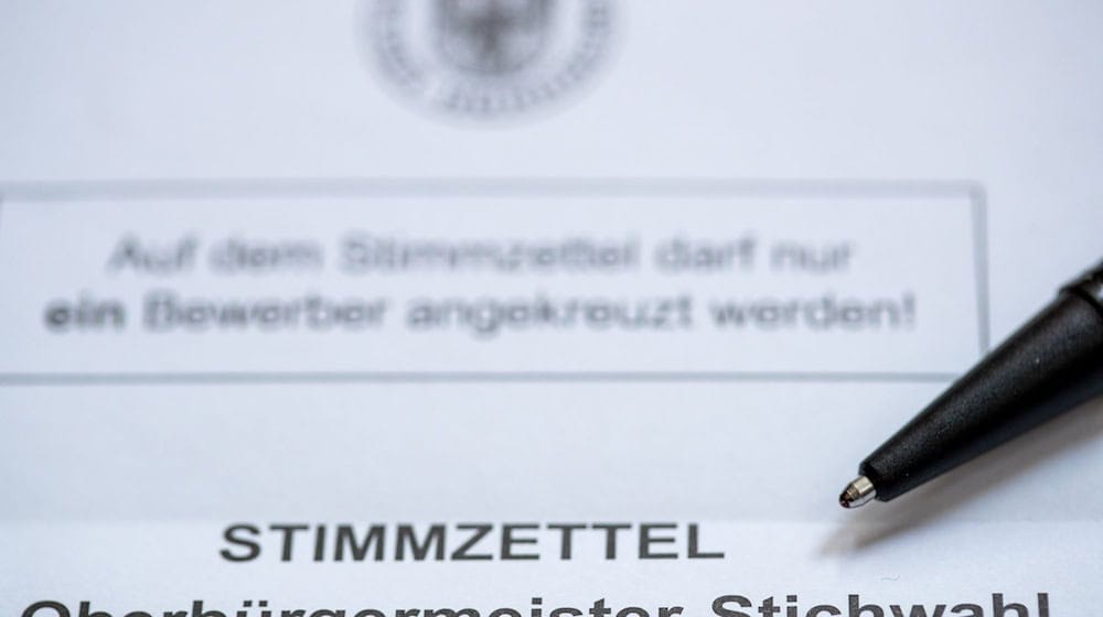 Bis zu den nächsten Stichwahlen auf kommunaler Ebene ist es in Bayern zwar noch eine Weile hin - schon jetzt ist aber klar: Es gibt vielerorts viel zu wenige Bewerber für Stadt- und Gemeinderatsposten. Die SPD will das ändern. (Illustration)  / Foto: Daniel Karmann/dpa