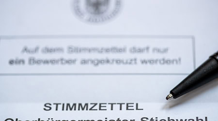 Bis zu den nächsten Stichwahlen auf kommunaler Ebene ist es in Bayern zwar noch eine Weile hin - schon jetzt ist aber klar: Es gibt vielerorts viel zu wenige Bewerber für Stadt- und Gemeinderatsposten. Die SPD will das ändern. (Illustration)  / Foto: Daniel Karmann/dpa