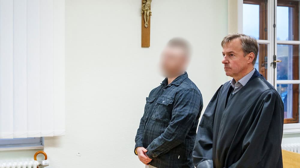 Ein Polizist hat nun seine Verurteilung zu einer Bewährungsstrafe akzeptiert. (Archivbild)   / Foto: Andreas Arnold/dpa