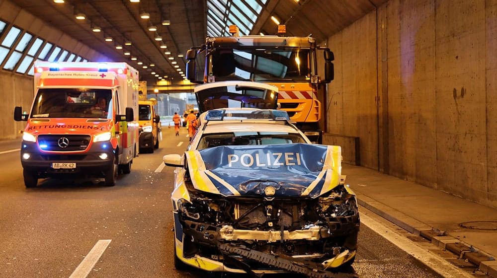 Auf Anfahrt zu der Verfolgungsjagd auf der A3 kollidierte ein Polizeiwagen mit einem anderen Fahrzeug. / Foto: Ralf Hettler/dpa