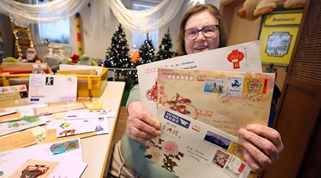 Die Briefe der Kinder kommen aus aller Welt.  / Foto: Karl-Josef Hildenbrand/dpa