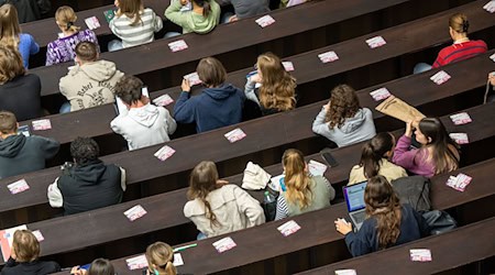 Zu den Studierenden in Bayern gehören immer mehr Lernende aus dem Ausland. (Symbolbild) / Foto: Peter Kneffel/dpa