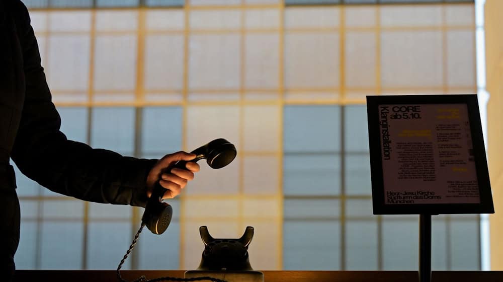 An diesem Telefon können Kirchenbesucher von Herzensangelegenheiten erzählen. / Foto: Malin Wunderlich/dpa