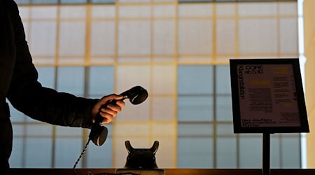 An diesem Telefon können Kirchenbesucher von Herzensangelegenheiten erzählen. / Foto: Malin Wunderlich/dpa