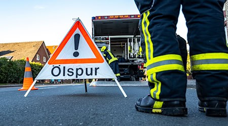 Die Feuerwehr versucht, das Tankleck zu beheben. (Symbolbild) / Foto: David Inderlied/dpa