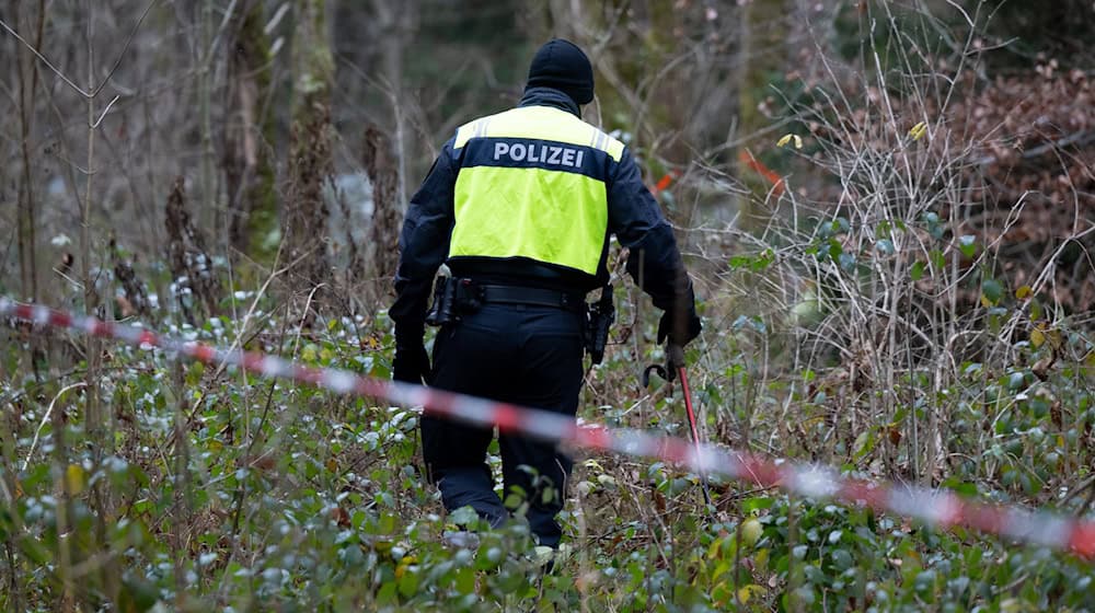 Ein Polizist nimmt an der Durchsuchung von einem Waldstück im Forstenrieder Park teil.  / Foto: Sven Hoppe/dpa