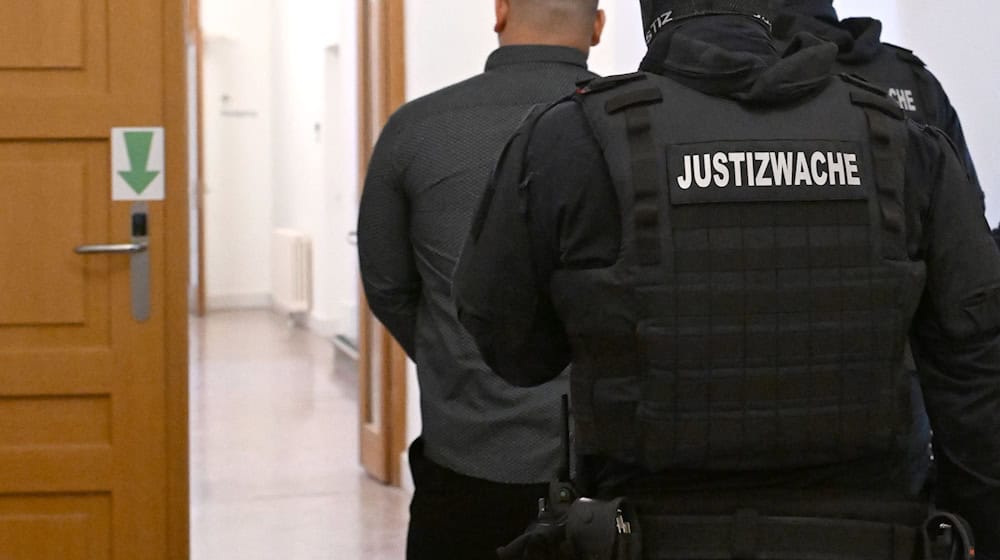 Der Angeklagte soll Weihnachten 2024 für einen Anschlag ins Auge gefasst haben. / Foto: Barbara Gindl/APA/dpa