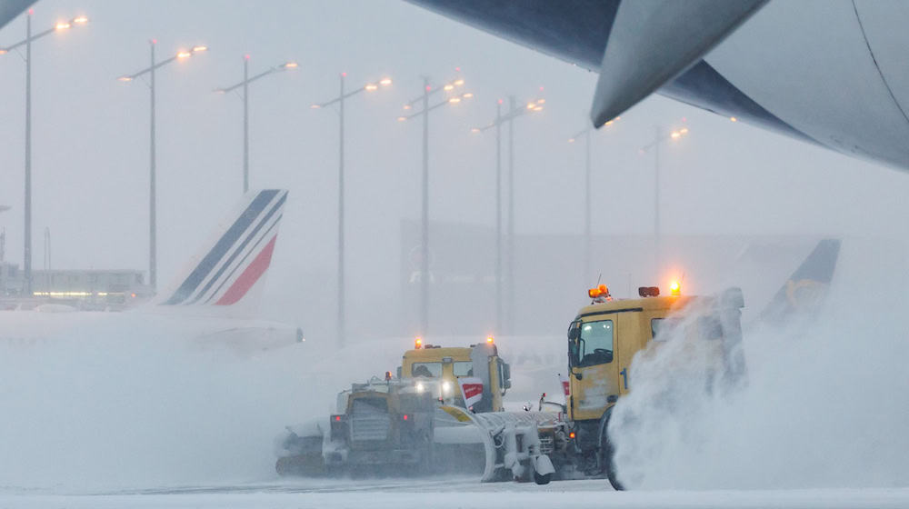Der Winterdienst an Flughäfen hat teils ununterbrochen zu tun. (Archivbild) / Foto: Daniel Karmann/dpa