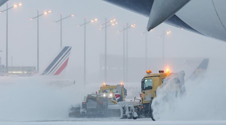 Der Winterdienst an Flughäfen hat teils ununterbrochen zu tun. (Archivbild) / Foto: Daniel Karmann/dpa