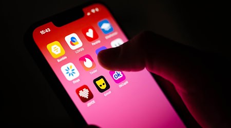 Betrugsmasche im Netz – ein Senior aus Bayern fiel auf falsche Liebesbekundungen herein. (Symbolbild) / Foto: Sina Schuldt/dpa/dpa-tmn