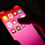 Betrugsmasche im Netz – ein Senior aus Bayern fiel auf falsche Liebesbekundungen herein. (Symbolbild) / Foto: Sina Schuldt/dpa/dpa-tmn