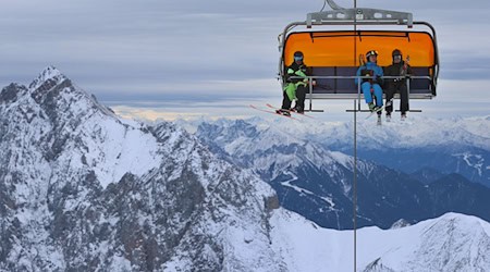 Bald startet der Skibetrieb auch an der Zugspitze. (Archivfoto)  / Foto: Karl-Josef Hildenbrand/dpa