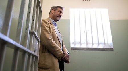 Markus Söder in der ehemaligen Zelle von Nelson Mandela. / Foto: Sven Hoppe/dpa Markus Söder in der ehemaligen Zelle von Nelson Mandela. / Foto: Sven Hoppe/dpa