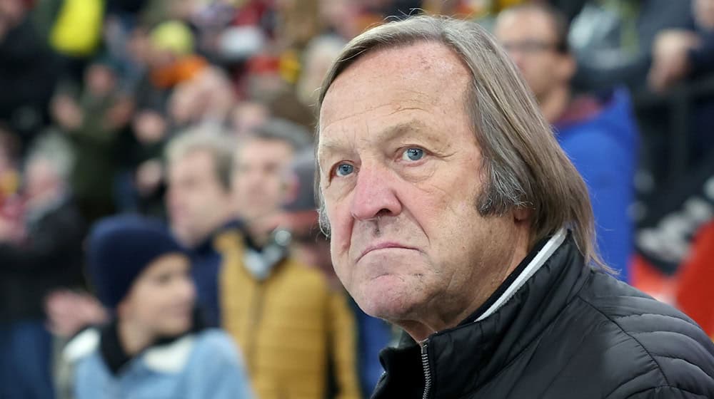Eishockey-Legende Erich Kühnhackl ist mit dem Bayerischen Verdienstorden ausgezeichnet worden.  / Foto: Christian Kolbert/dpa