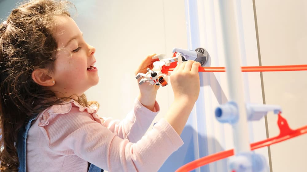 Trotz gedämpfter Kauflaune blickt die Spielwarenbranche optimistisch aufs Weihnachtsgeschäft.   / Foto: Daniel Löb/dpa