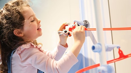 Trotz gedämpfter Kauflaune blickt die Spielwarenbranche optimistisch aufs Weihnachtsgeschäft.   / Foto: Daniel Löb/dpa