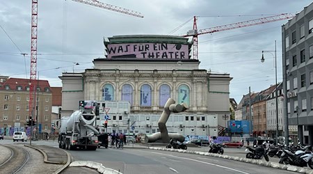 Nach einem vorübergehenden Baustopp kann bei der Sanierung des historischen Augsburger Theaters weitergebaut werden. (Archivbild) / Foto: Ulf Vogler/dpa