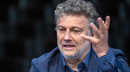 Star-Tenor Jonas Kaufmann sieht Kultur und Sport als wichtig für den Zusammenhalt der Gesellschaft an. (Archivbild) / Foto: Peter Kneffel/dpa