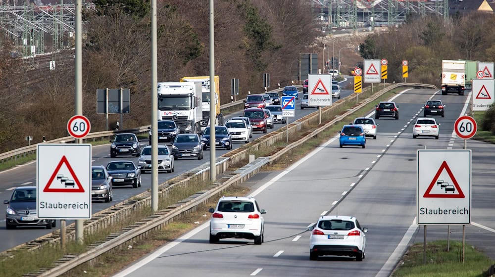 Lebensgefährliche Aktion: Auf diese Straße warfen die Täter die Steine und Platten. (Archivbild) / Foto: Daniel Karmann/dpa