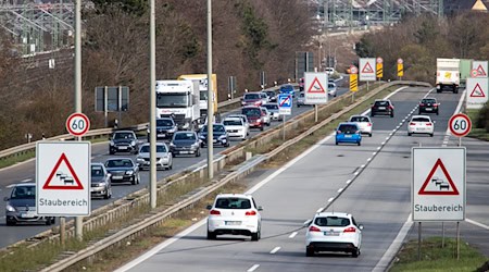 Lebensgefährliche Aktion: Auf diese Straße warfen die Täter die Steine und Platten. (Archivbild) / Foto: Daniel Karmann/dpa
