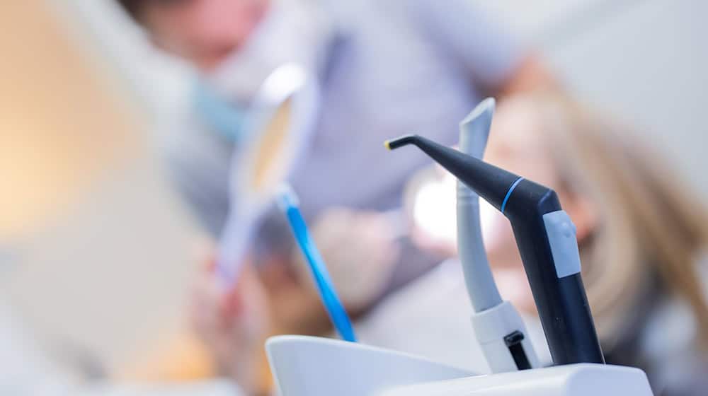 Der Zahnarzt forderte für die Reparatur des Behandlungsstuhls rund 1.700 Euro von seinem Patienten. (Symbolbild) / Foto: Rolf Vennenbernd/dpa