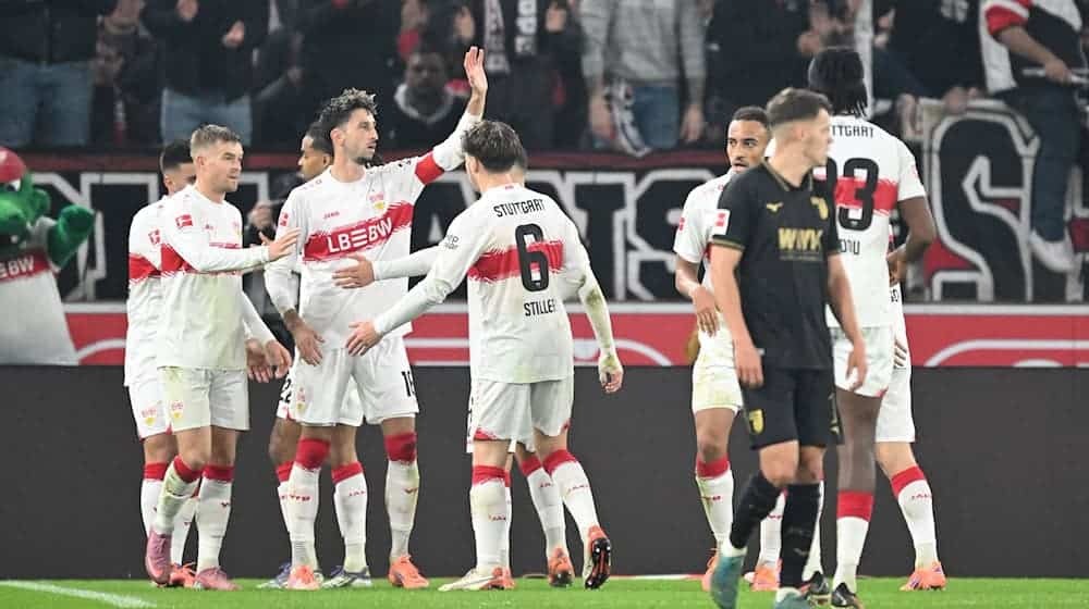 Die Stuttgarter feiern den Sieg gegen den FC Augsburg. / Foto: Bernd Weißbrod/dpa