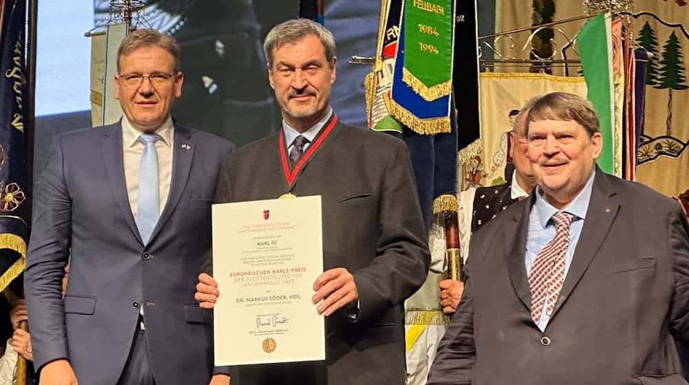 Im Juni trafen sich die Sudetendeutschen in Regensburg und verliehen dem bayerischen Ministerpräsidenten Markus Söder den Europäischen Karls-Preis der Landsmannschaft. Im nächsten Jahr soll das traditionelle Pfingsttreffen nun erstmals in Tschechien stattfinden. (Archivbild) / Foto: Ute Wessels/dpa