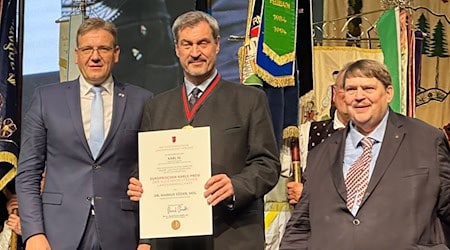 Im Juni trafen sich die Sudetendeutschen in Regensburg und verliehen dem bayerischen Ministerpräsidenten Markus Söder den Europäischen Karls-Preis der Landsmannschaft. Im nächsten Jahr soll das traditionelle Pfingsttreffen nun erstmals in Tschechien stattfinden. (Archivbild) / Foto: Ute Wessels/dpa