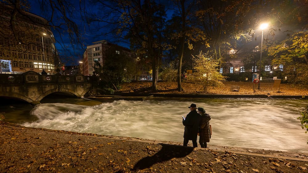 Kein Surfer auf dem Münchner Eisbach - denn die bekannte Welle funktioniert nicht mehr. Die Surfer rätseln über die Gründe. (Archivbild) / Foto: Peter Kneffel/dpa