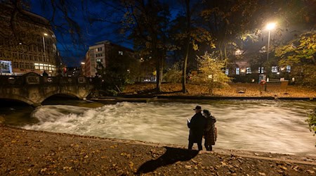 Kein Surfer auf dem Münchner Eisbach - denn die bekannte Welle funktioniert nicht mehr. Die Surfer rätseln über die Gründe. (Archivbild) / Foto: Peter Kneffel/dpa