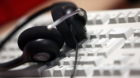 Bald überflüssig und durch KI ersetzt? Versicherungen und große Banken beschäftigen viele Mitarbeiter in Call-Centern.(Symbolbild) / Foto: Oliver Berg/dpa