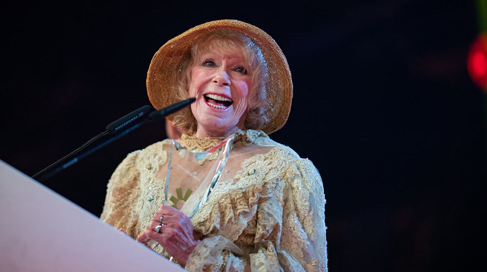 Elke Sommer hadert mit ihrer Figur. (Archivbild) / Foto: Guido Kirchner/dpa