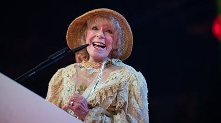 Elke Sommer hadert mit ihrer Figur. (Archivbild) / Foto: Guido Kirchner/dpa