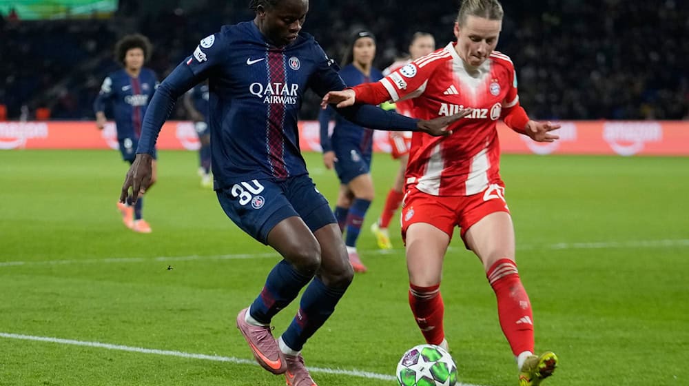 Enges Duell: Bayerns Franziska Kett (r) im Zweikampf mit PSG-Spielerin Merveille Kanjinga. / Foto: Michel Euler/AP/dpa