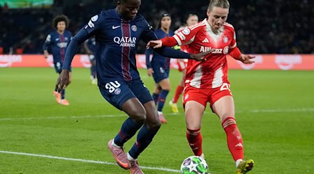 Enges Duell: Bayerns Franziska Kett (r) im Zweikampf mit PSG-Spielerin Merveille Kanjinga. / Foto: Michel Euler/AP/dpa