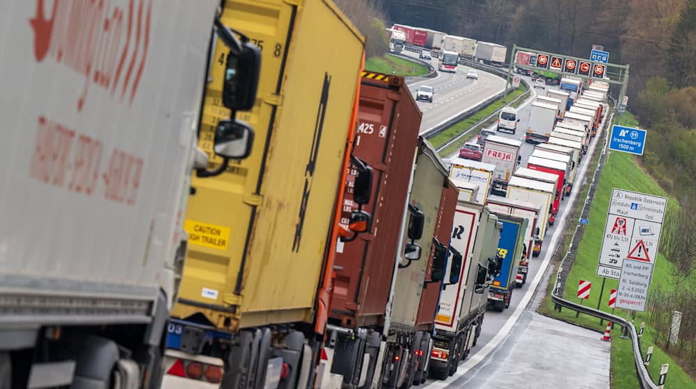 Die Lkw-Blockabfertigung bei der Einreise nach Tirol sorgt regelmäßig für Staus auf bayerischer Seite. (Archivbild)   / Foto: Peter Kneffel/dpa