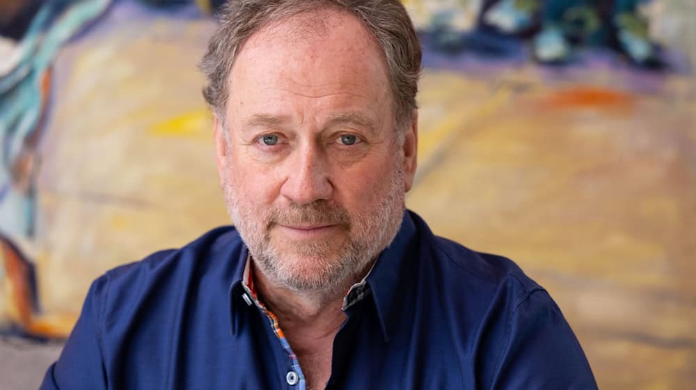 Musikproduzent Harold Faltermeyer hat den Weihnachtssong «The Sunny Side Of Christmas» mitproduziert. (Archivbild) / Foto: Sven Hoppe/dpa