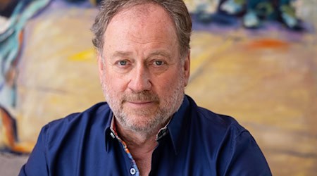 Musikproduzent Harold Faltermeyer hat den Weihnachtssong «The Sunny Side Of Christmas» mitproduziert. (Archivbild) / Foto: Sven Hoppe/dpa