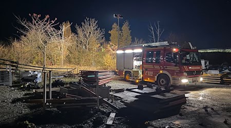Nach dem Brand eines Obdachlosenlagers, bei dem eine tote Frau gefunden wurde, ermittelt die Polizei, ob es sich dabei um ein Gewaltdelikt handeln könnte. / Foto: Friedrich/vifogra/dpa