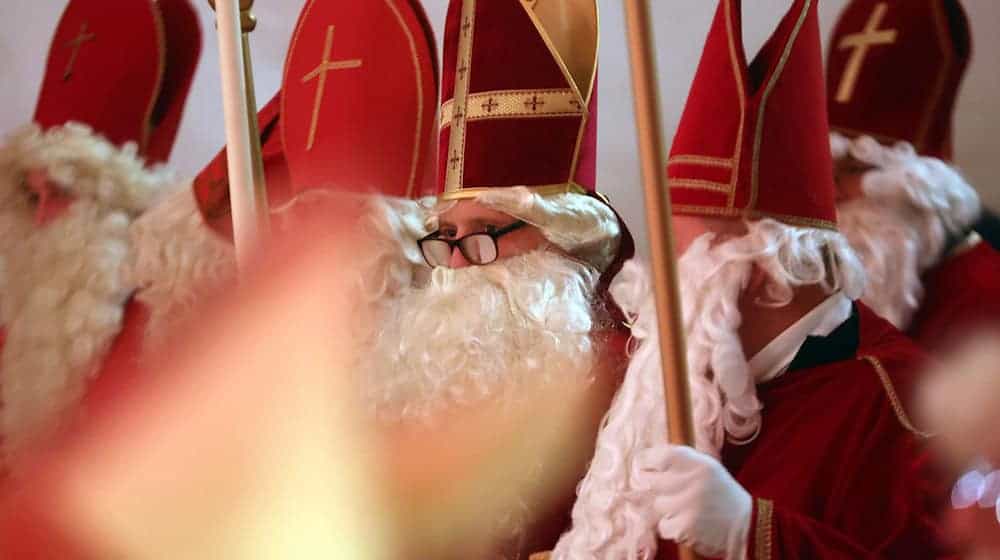 Beim internationalen Nikolaus-Treffen im Allgäu zeigen Bischöfe in Rot, dass sie mehr sind als nur die Vorbilder des Santa Claus. / Foto: Karl-Josef Hildenbrand/dpa