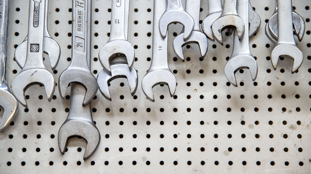 Viele bayerische Unternehmen wollen nach einer neuen Firmenumfrage Produktion ins Ausland verlagern. (Symbolbild)    / Foto: Pia Bayer/dpa