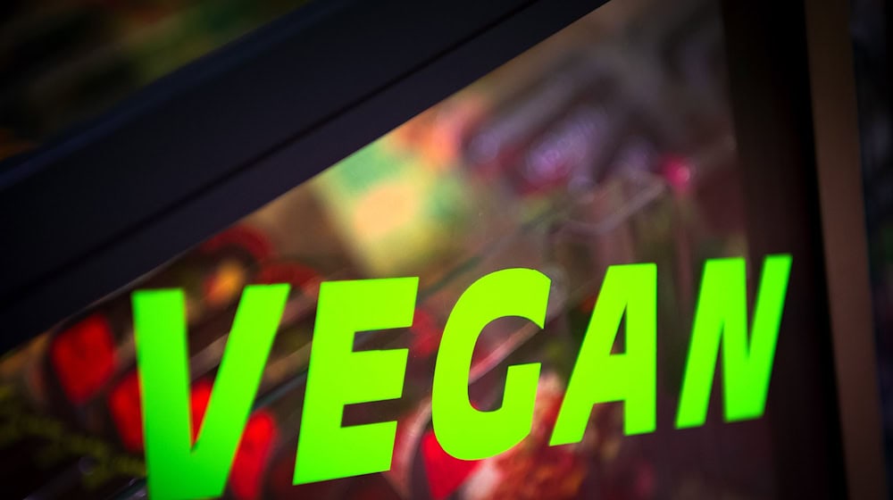 Muss es im Gefängnis veganes Essen geben? Dazu gibt es jetzt eine juristische Entscheidung in Bayern. (Symbolbild) / Foto: Sina Schuldt/dpa