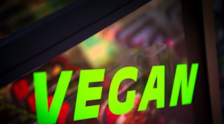 Muss es im Gefängnis veganes Essen geben? Dazu gibt es jetzt eine juristische Entscheidung in Bayern. (Symbolbild) / Foto: Sina Schuldt/dpa