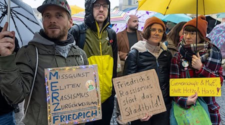 Mit Plakaten demonstrierten laut Polizei etwa 250 Menschen gegen die «Stadtbild»-Aussage von Friedrich Merz.  / Foto: Stefan Puchner/dpa