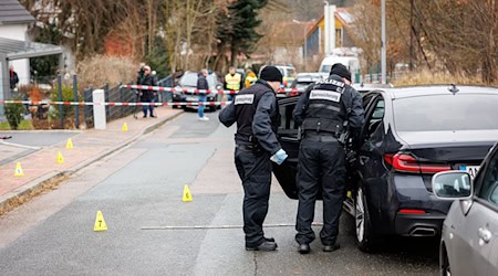 Der Angeklagte soll den Verdächtigen in einem Wohngebiet in Heilsbronn mit einem Messer in Hals und Oberkörper gestochen haben.  / Foto: Daniel Karmann/dpa