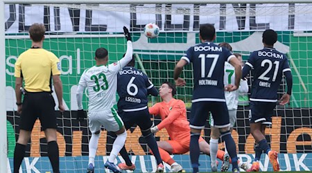 Ibrahima Sissoko (Nr. 6) schießt den Ball zum Bochumer 1:0 ins Fürther Tor.  / Foto: Daniel Löb/dpa