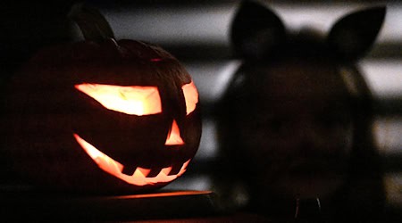 Zahlreiche Einsätze hatte die bayerische Polizei in der Halloween-Nacht. (Symbolbild) / Foto: Swen Pförtner/dpa Zahlreiche Einsätze hatte die bayerische Polizei in der Halloween-Nacht. (Symbolbild) / Foto: Swen Pförtner/dpa