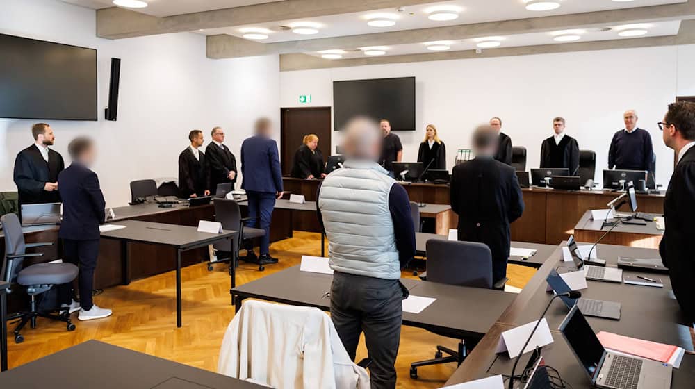 Der durch den mutmaßlichen Betrug für die Krankenkassen entstandene Schaden beläuft sich laut Anklage auf mehr als 9,8 Millionen Euro.  / Foto: Daniel Karmann/dpa