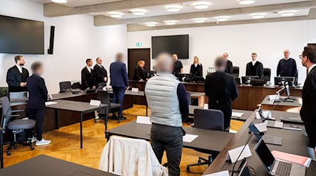 Der durch den mutmaßlichen Betrug für die Krankenkassen entstandene Schaden beläuft sich laut Anklage auf mehr als 9,8 Millionen Euro.  / Foto: Daniel Karmann/dpa