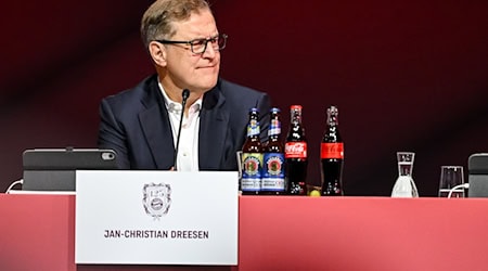 Äußert sich nach Kritik am Sponsor: Vorstandschef Jan-Christian Dreesen. / Foto: Harry Langer/dpa